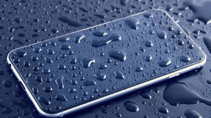 Cara Mengatasi Smartphone yang Basah Karena Kena Hujan