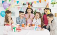 Merayakan pesta ulang tahun anak
