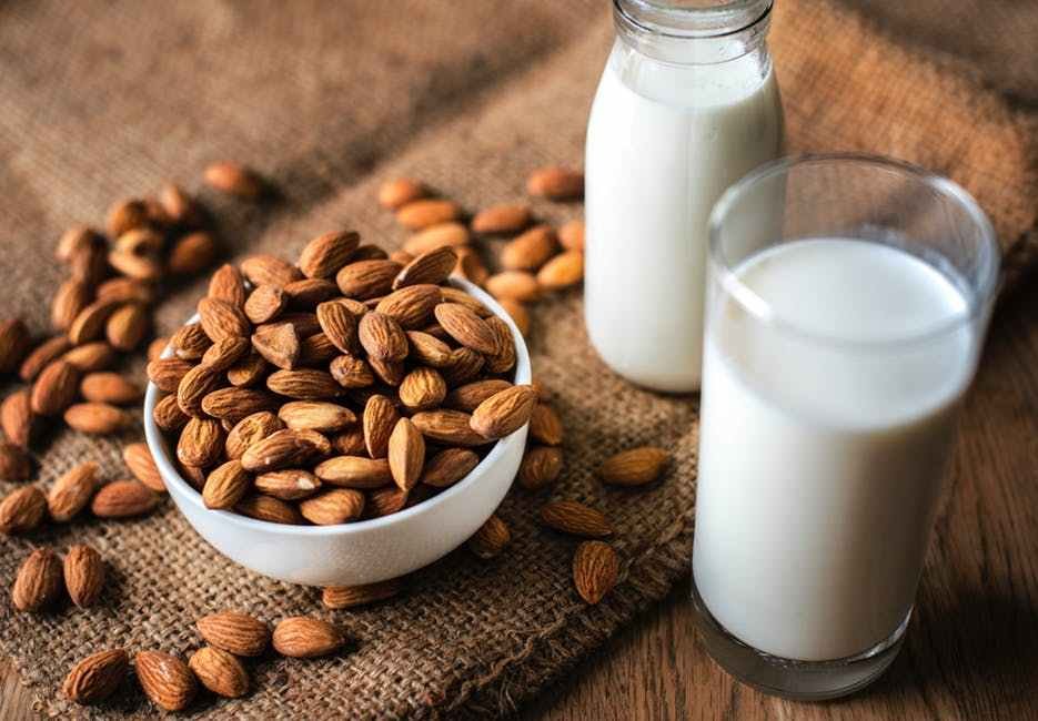 Terdapat banyak manfaat susu almond bagi tubuh manusia jika dikonsumsi secara rutin. Bahkan perilaku seperti ini sudah menjadi gaya hidup sehat