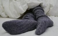 manfaat tidur pakai kaus kaki